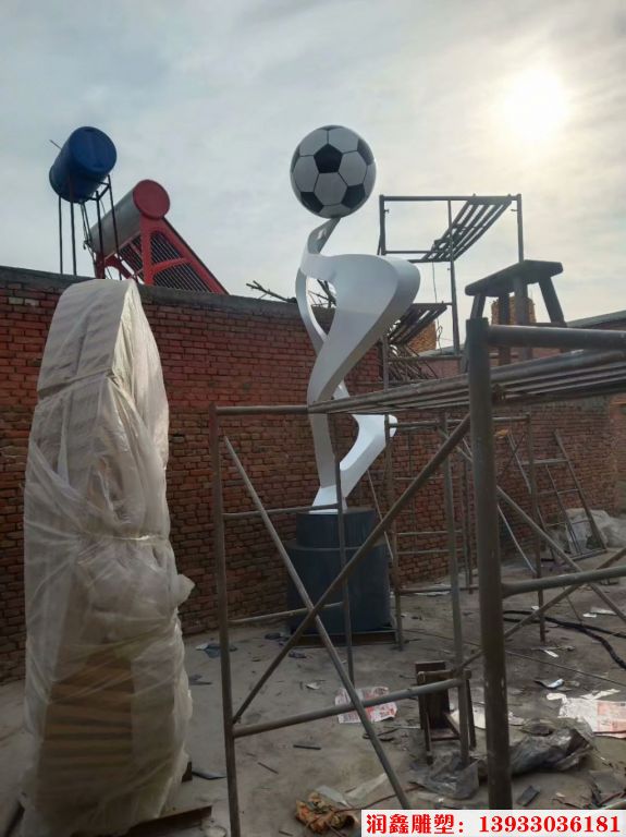 北京某校园不锈钢足球雕塑3