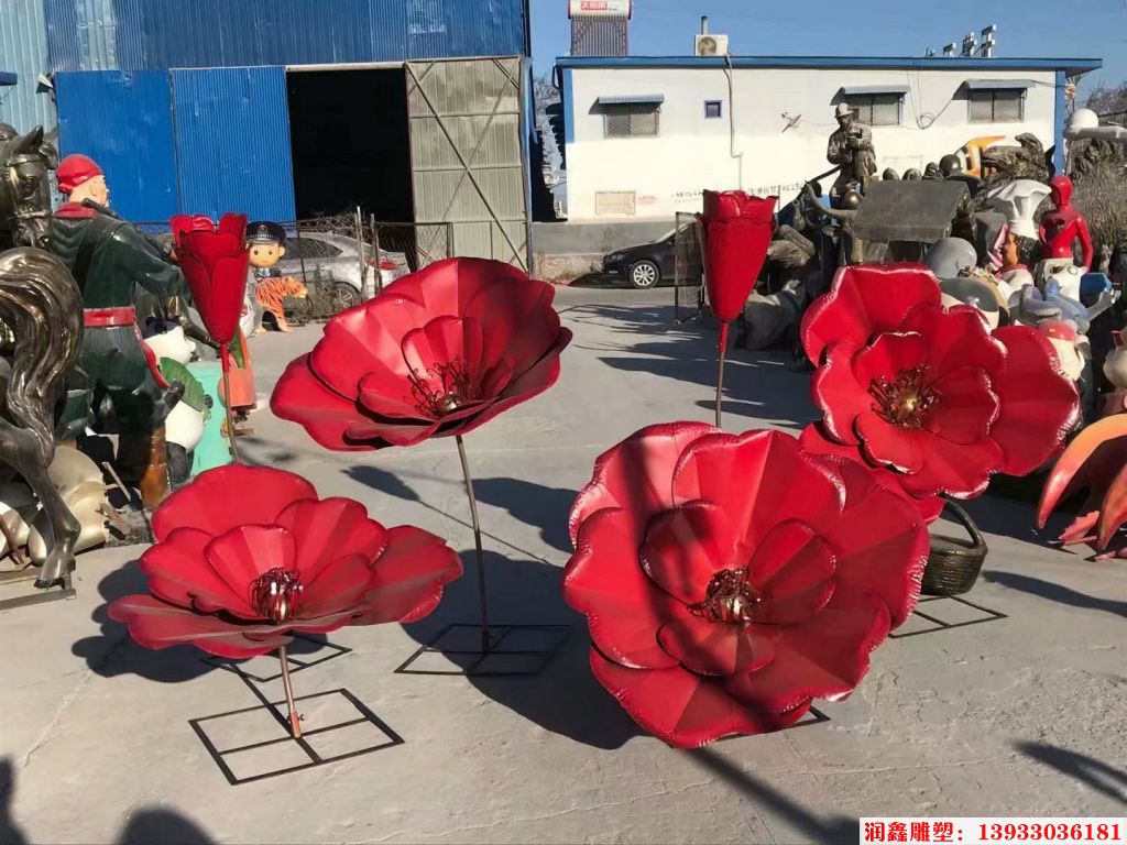 安徽某地产定制的铁艺玫瑰花雕塑，颜色鲜艳有光泽，工艺精致
