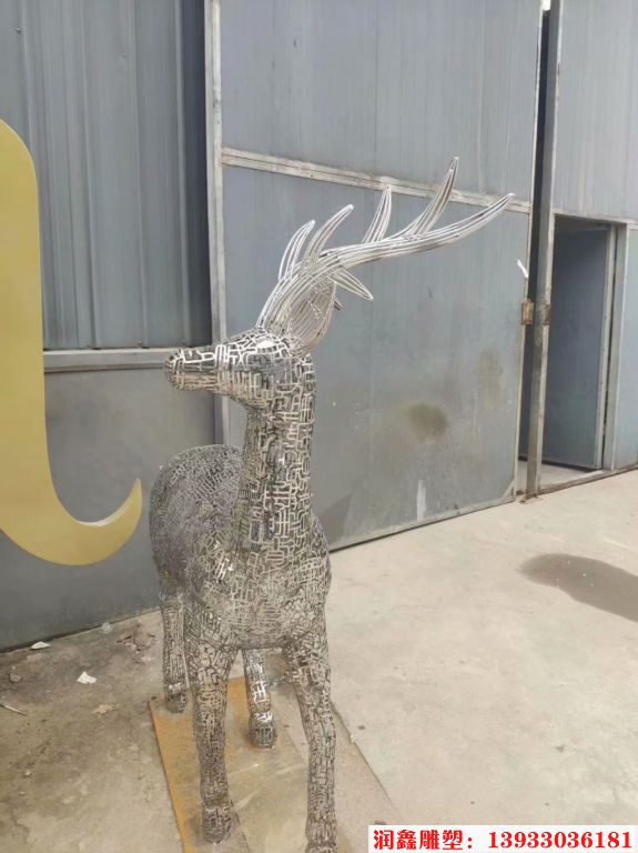 不锈钢字体拼接小鹿雕塑