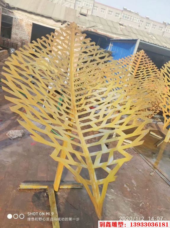 铁艺激光切割树叶雕塑，表面铁锈色处理