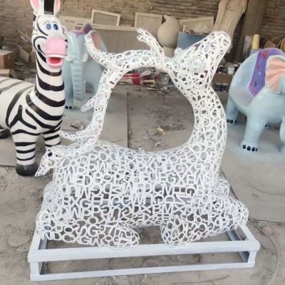 不锈钢字母拼接镂空鹿雕塑 动物景观鹿雕塑9