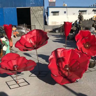 安徽某地产定制的铁艺玫瑰花雕塑，颜色鲜艳有光泽，工艺精致