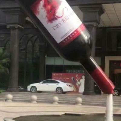 红酒瓶倒流水雕塑景观 悬空酒瓶雕塑