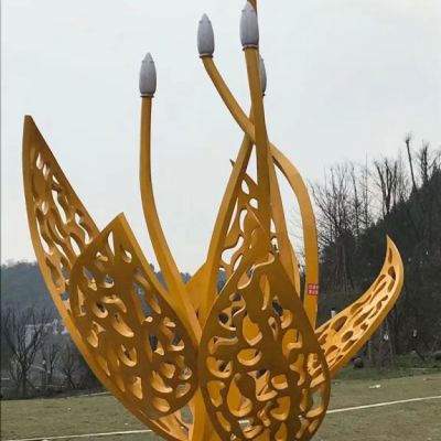 金黄色树叶镂空雕塑，夜晚亮灯光雕塑